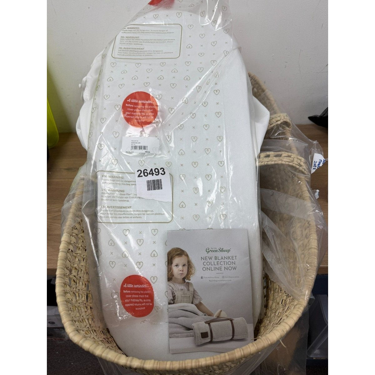 Green sheep natural moses basket- White