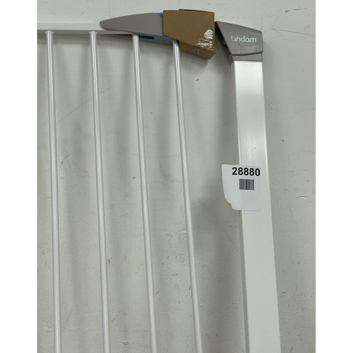 Lindam Sure Shut Axis 76-82cm Pressure Fit Safety Gate - White