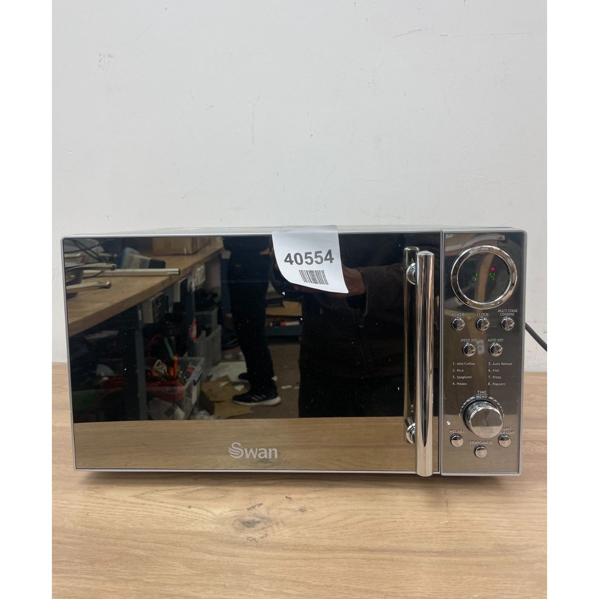 Swan SM3080LN with Glass Turntable, 10 Power Levels, Mirrored Door, 20L, 800W