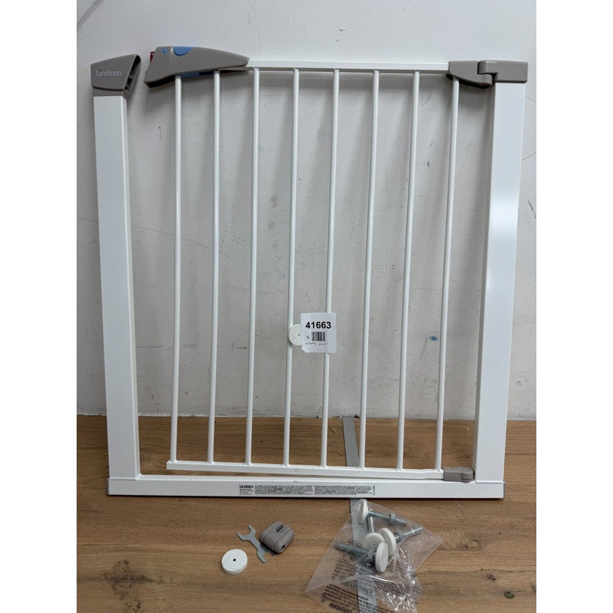 Lindam Sure Shut Axis 76-82cm Pressure Fit Safety Gate - White