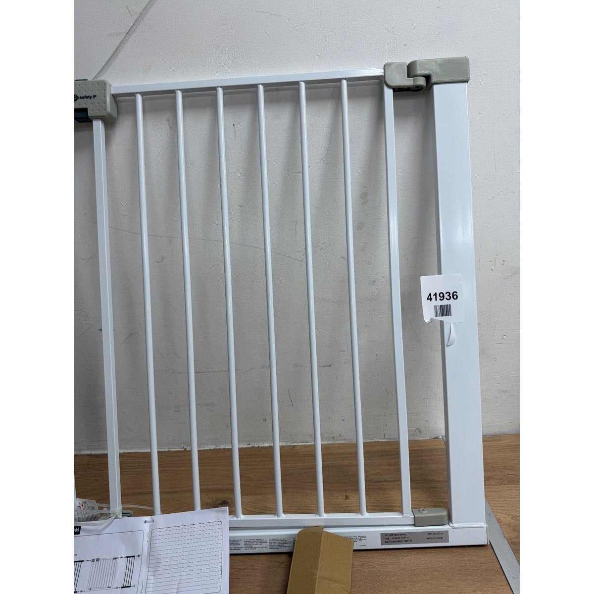 Safety 1st Flat Step Baby Stair Gate Pressure Fit, 73-80cm (max. 101cm), Ultra F