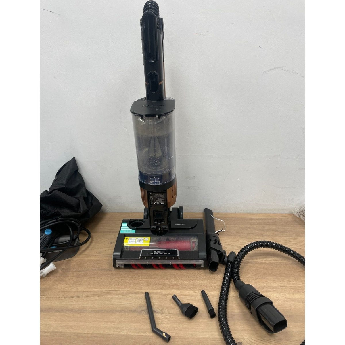 Shark Stratos Cordless Stick Vacuum Cleaner Pet Pro IZ400UKTBK -Read Description