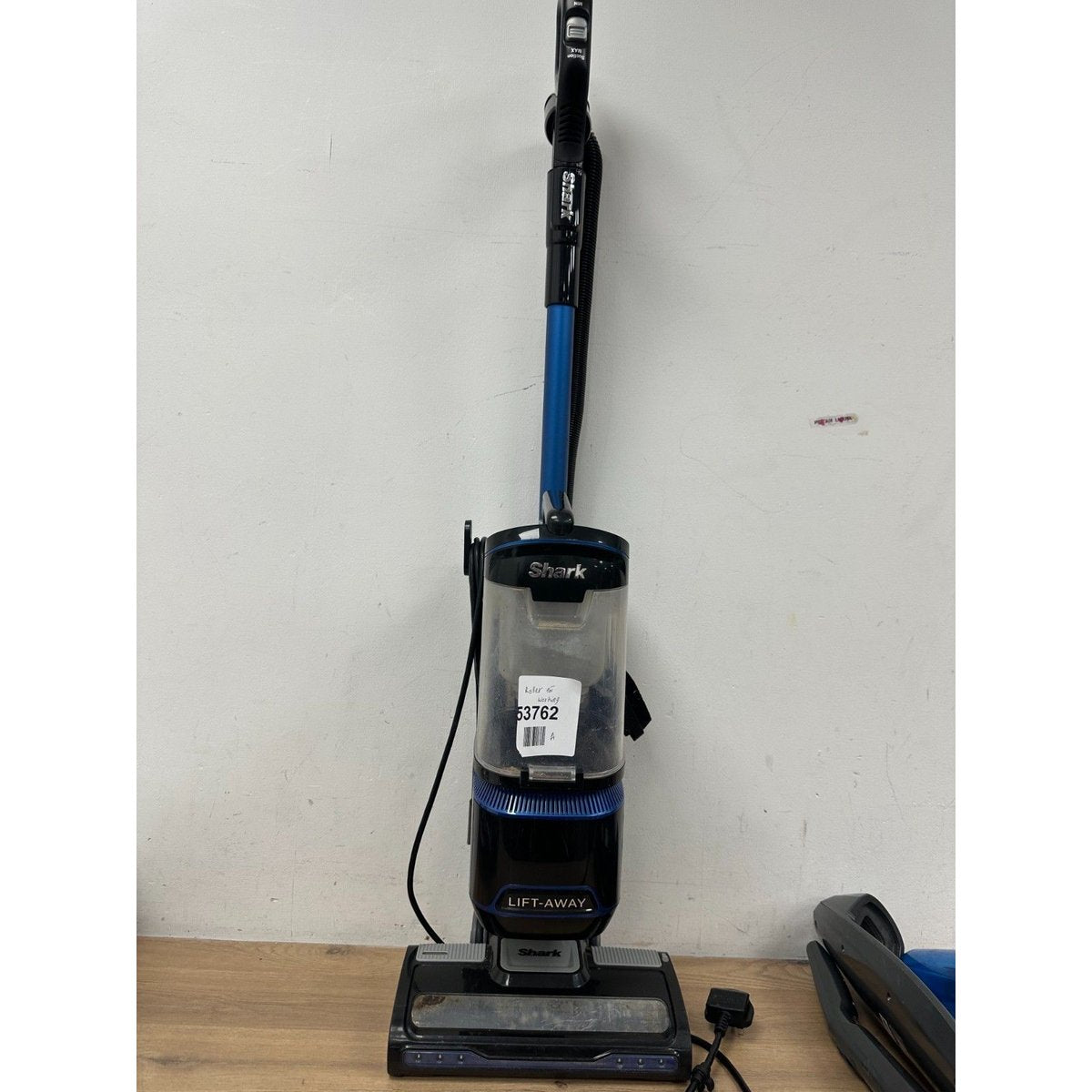 Shark NV602UK Lift-Away Upright Vacuum Cleaner - Black/Blue