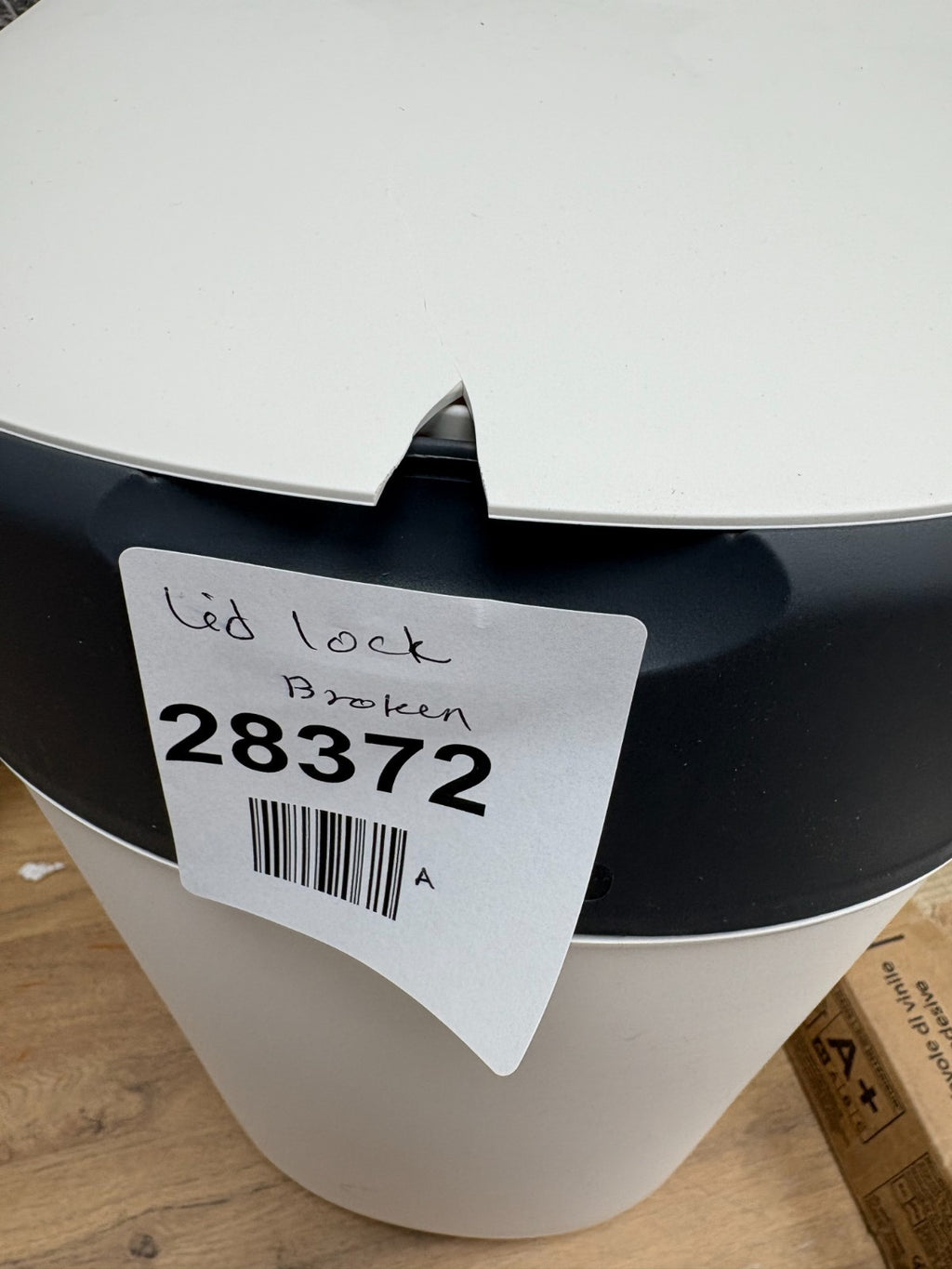 Tommee Tippee Twist and Click Advanced Nappy Bin- Lid lock broken