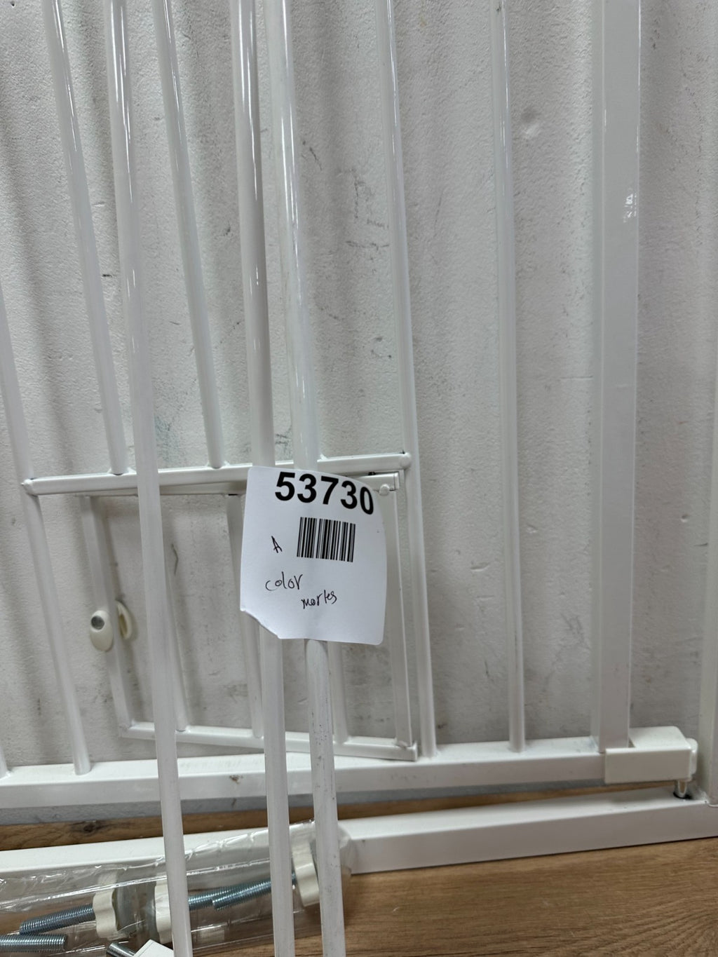 Pawhut 006-242V12WT stair gate- Color marks