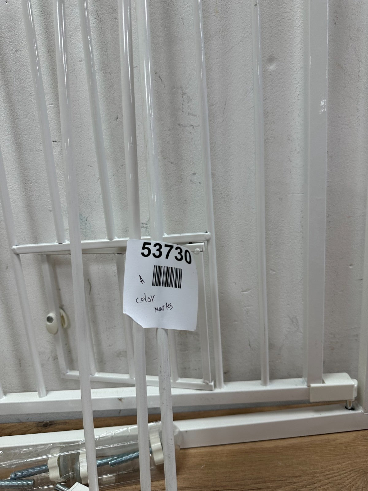 Pawhut 006-242V12WT stair gate- Color marks