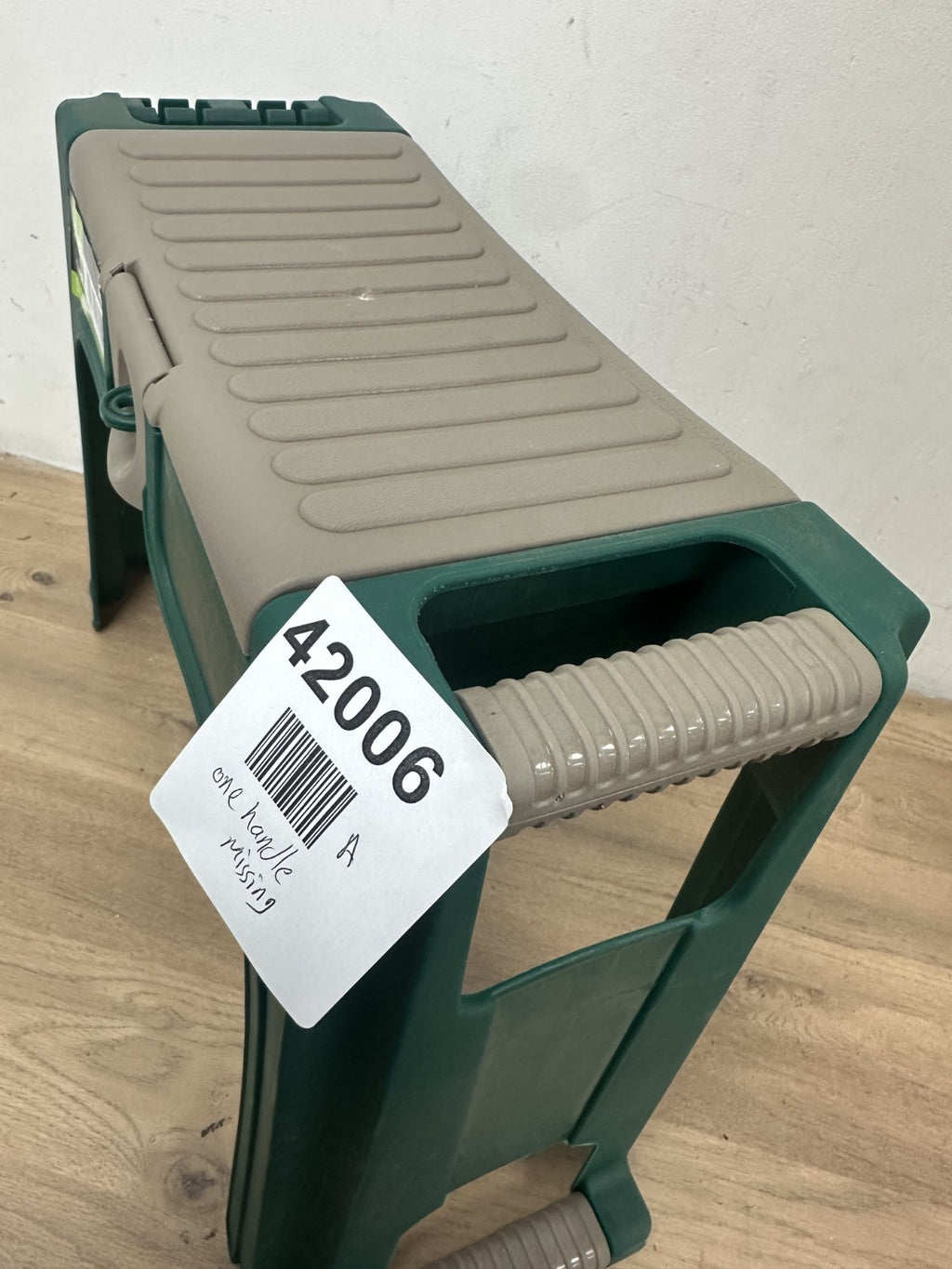 Draper 76763 Gardener's Plastic Kneeler Seat , Green- 1 handle missing — New (other) (photo 3)