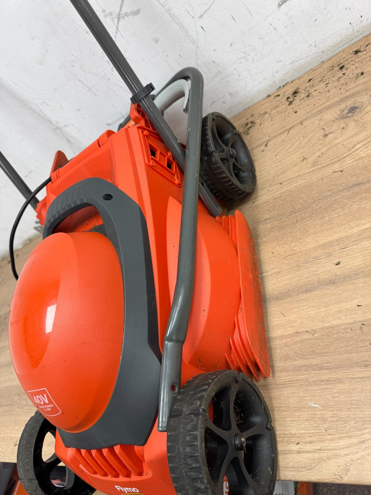 FLYMO SimpliStore 300Li Cordless Lawnmower 40V - No grassbox and missing parts