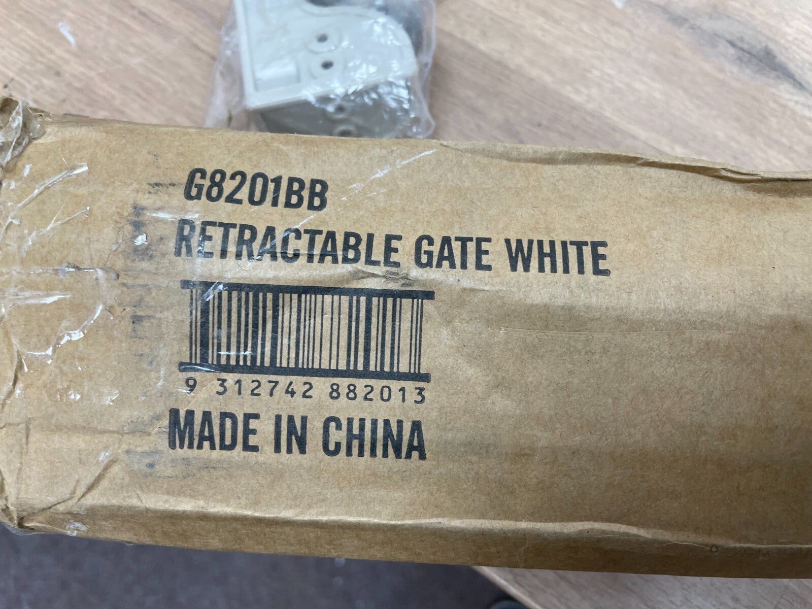 Dream baby retractable gate white G8201BB - Read Description