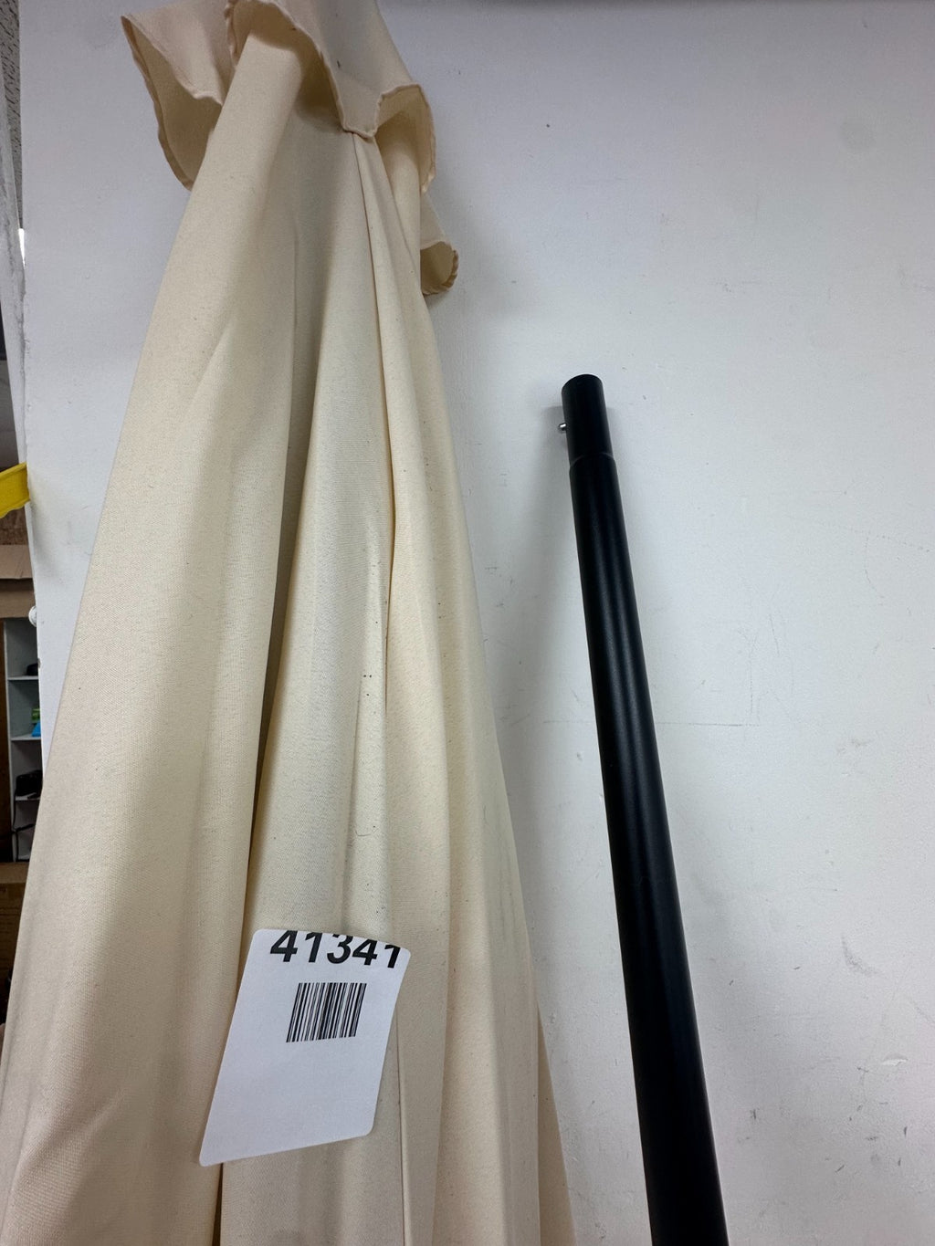 Outsunny 2.7 x 2.7(m) Cantilever Parasol with Aluminium Frame, Crank and Tilt, 3