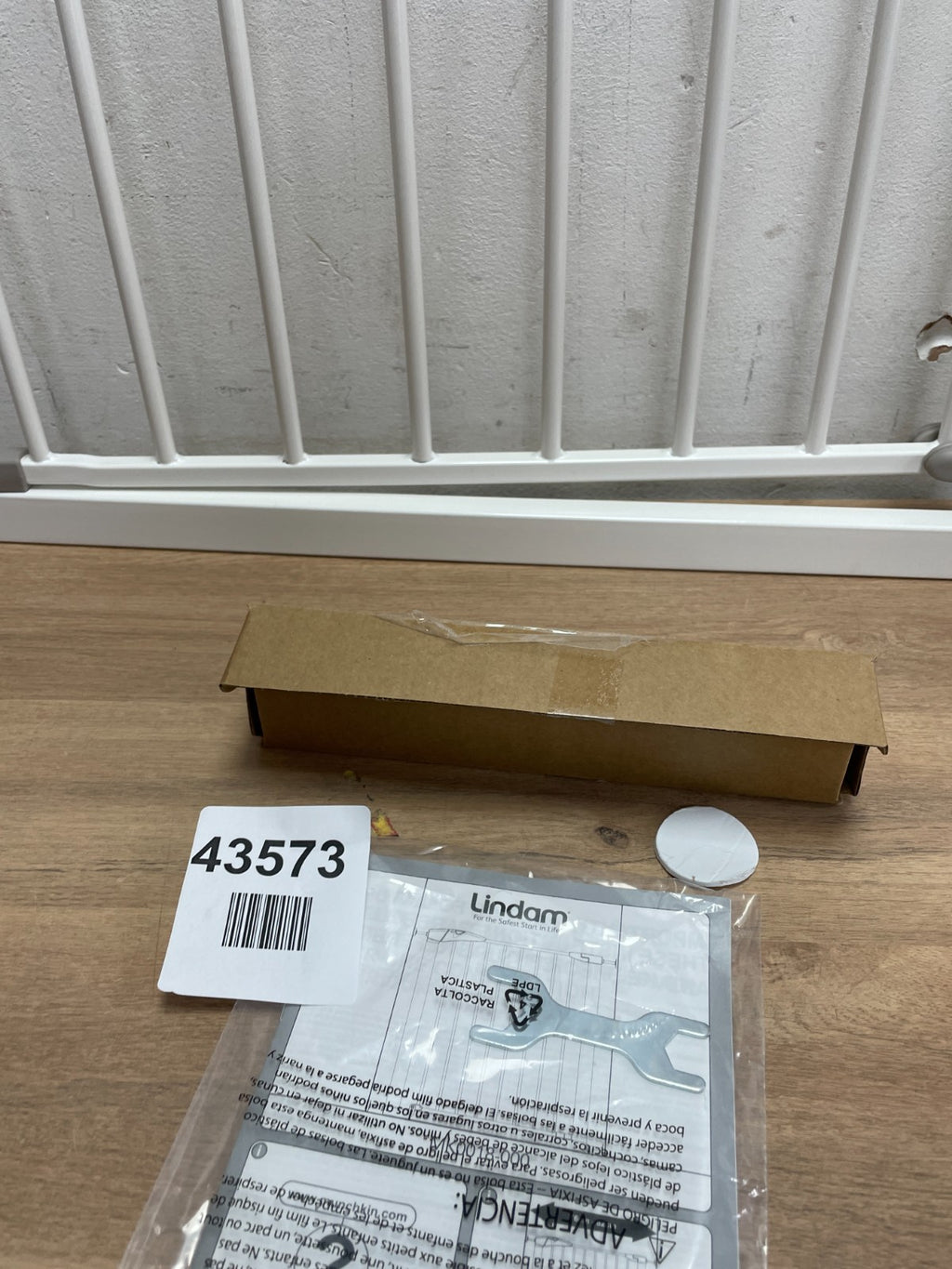 Lindam Sure Shut Axis 76-82cm Pressure Fit Safety Gate - White