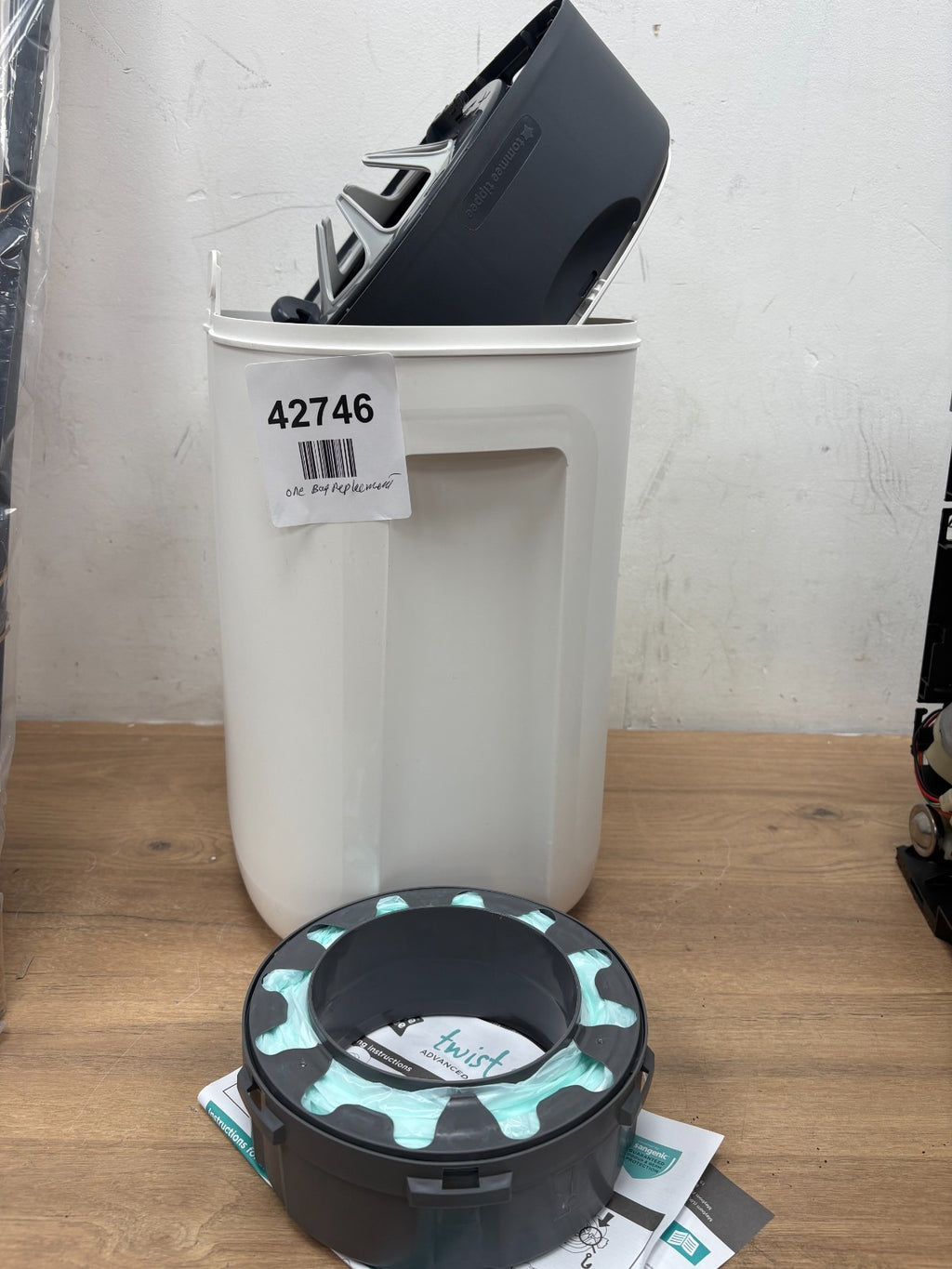 Tommee Tippee Twist and Click Advanced Nappy Disposal Bin- 1 bag replacement