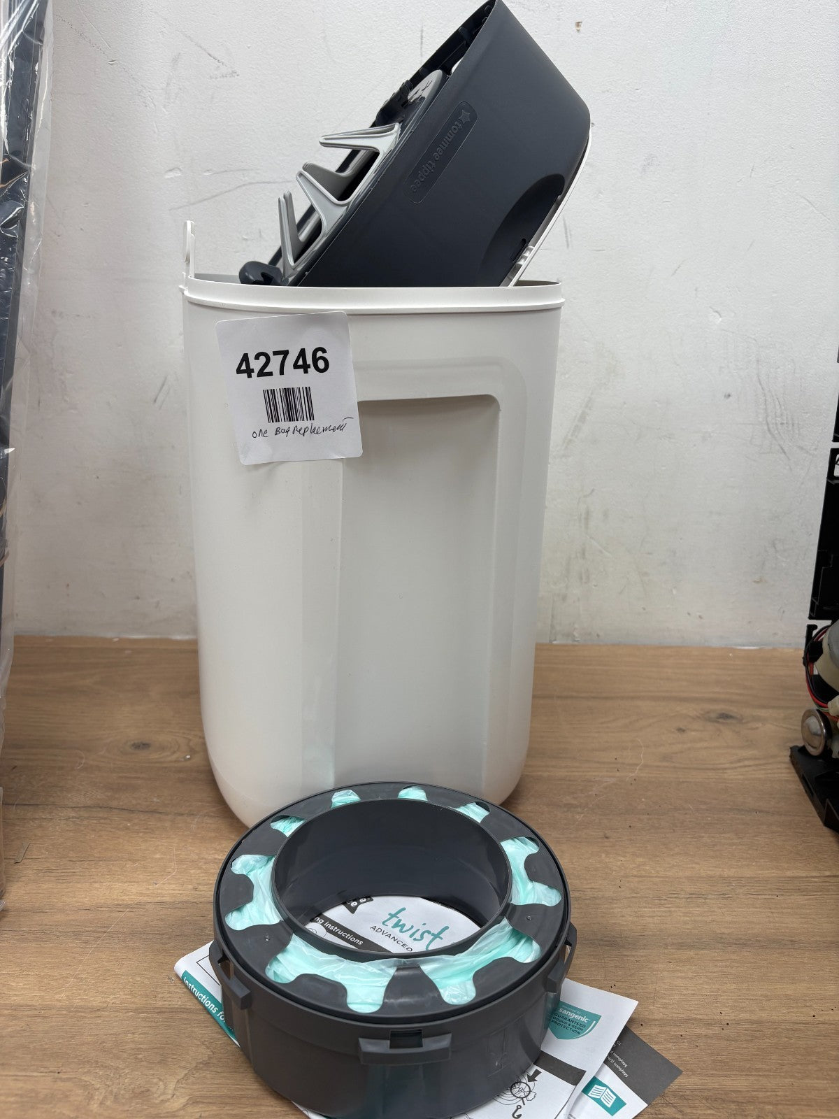 Tommee Tippee Twist and Click Advanced Nappy Disposal Bin- 1 bag replacement