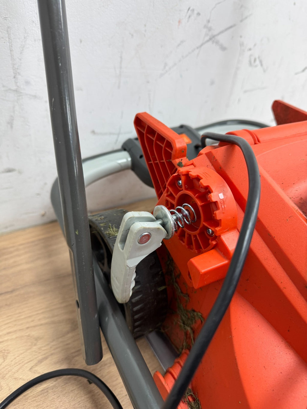 FLYMO SimpliStore 300Li Cordless Lawnmower 40V - No grassbox and missing parts