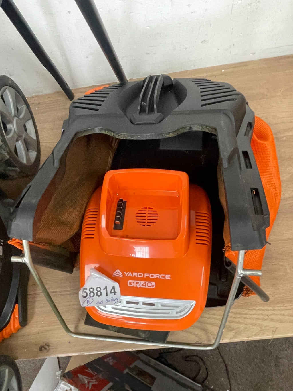 Yard force 40v cordless lawnmower battery quick charger LM G34A- No battery — Used (photo 3)