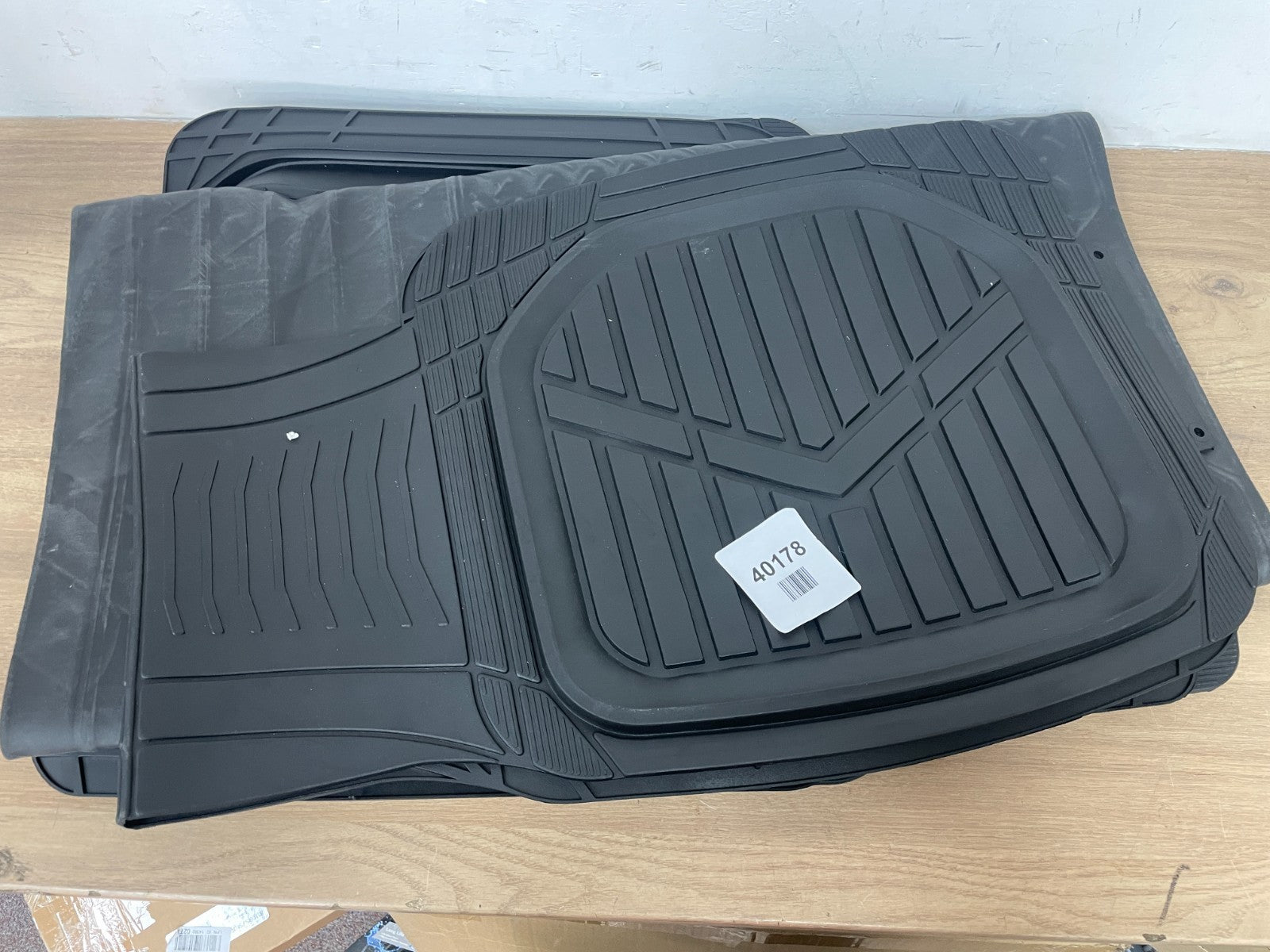 Amazon Basics Deep Dish Universal Heavy Duty PVC Floor Mats Set 4 piece — New (other) (photo 3)
