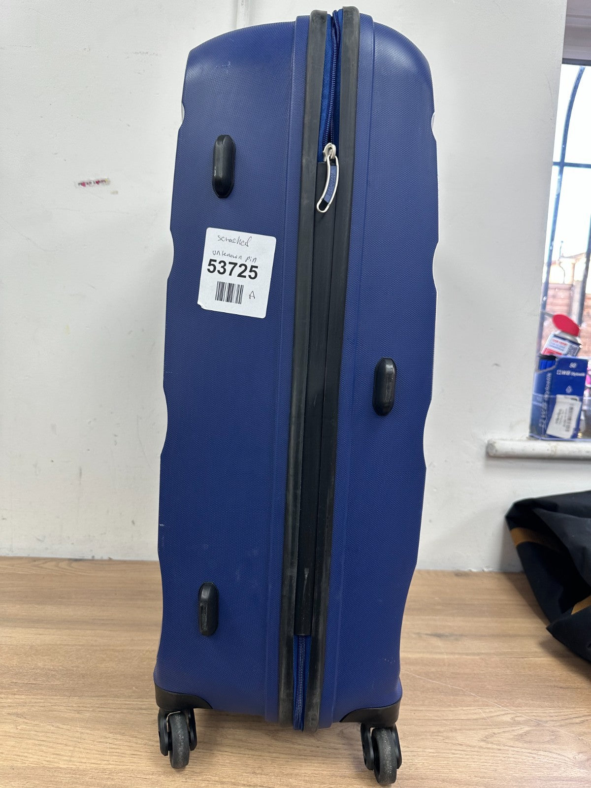 American Tourister- Spinner, Cabin Luggage- Scratched and unknown pin