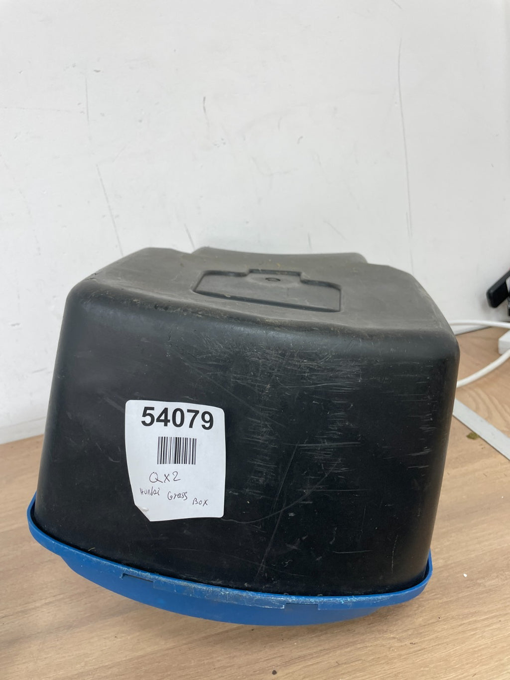 Hyundai HYM32200 Lawnmower Grass Box — Used (photo 2)