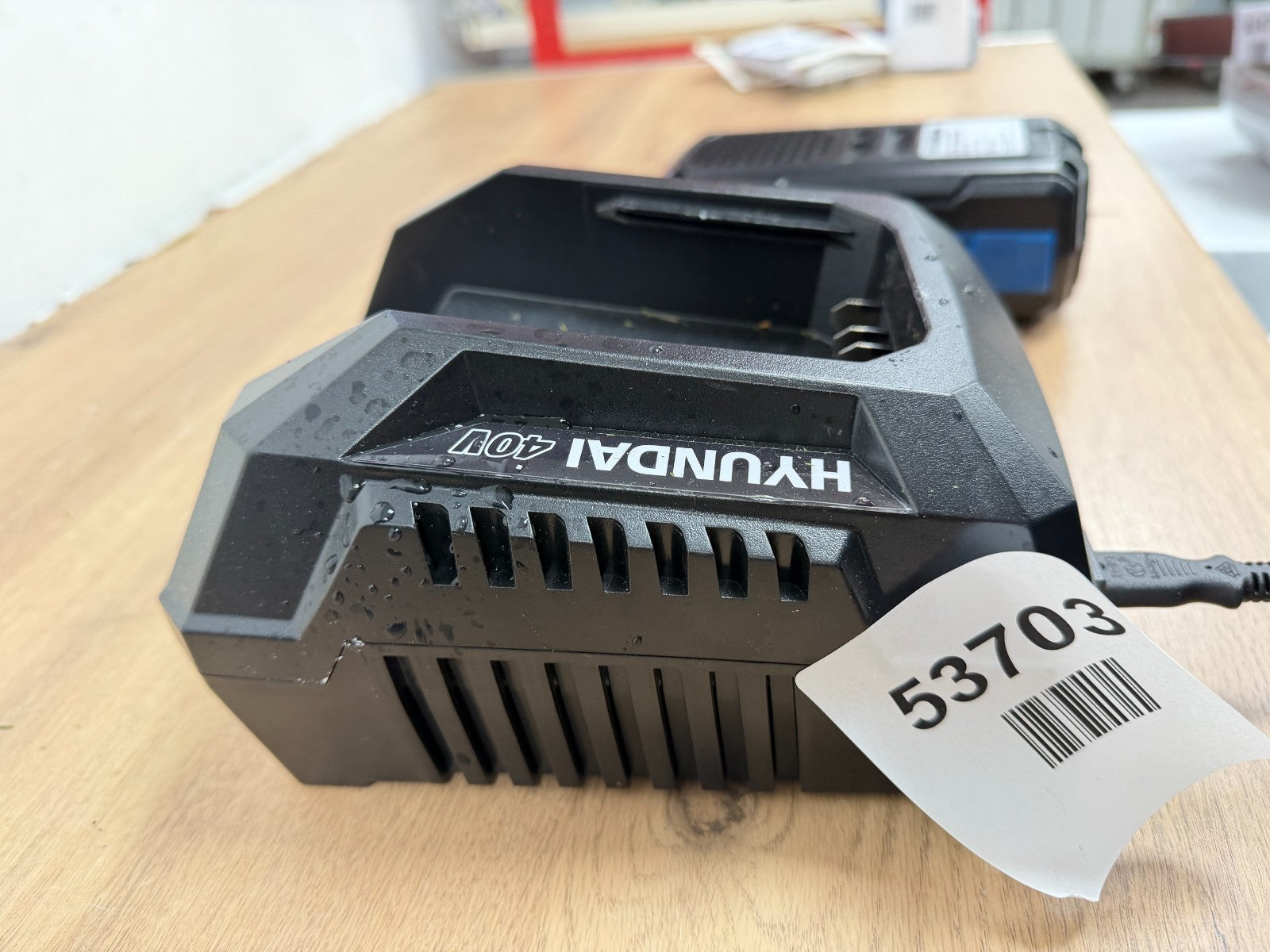 Hyundai HYBAT40Li25 Lithium-Ion Battery 40V 2.5Ah battery and charger