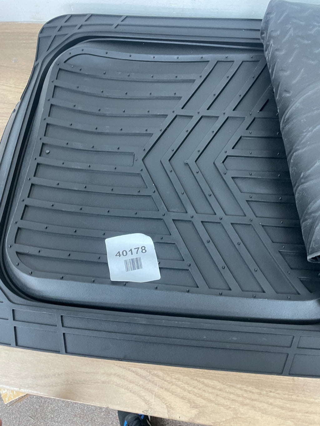 Amazon Basics Deep Dish Universal Heavy Duty PVC Floor Mats Set 4 piece — New (other) (photo 2)