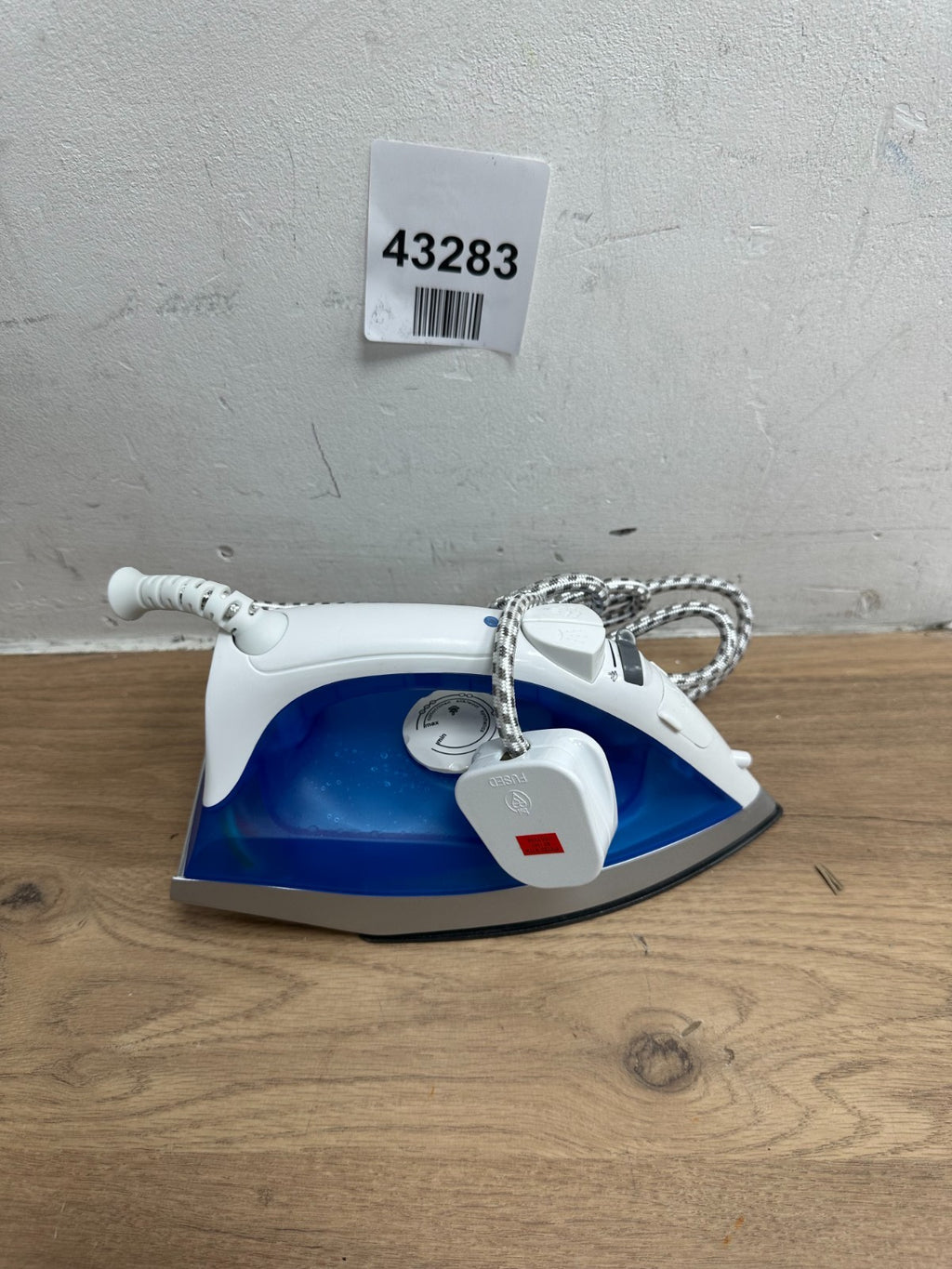 STATUS Memphis Steam Iron, Ceramic Soleplate Clothes Iron