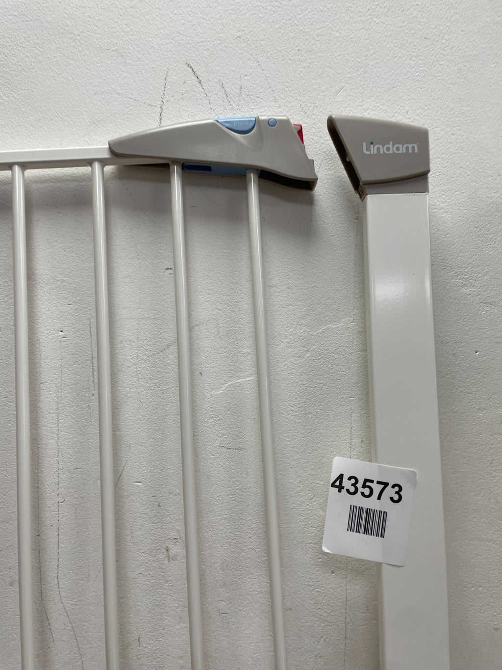 Lindam Sure Shut Axis 76-82cm Pressure Fit Safety Gate - White