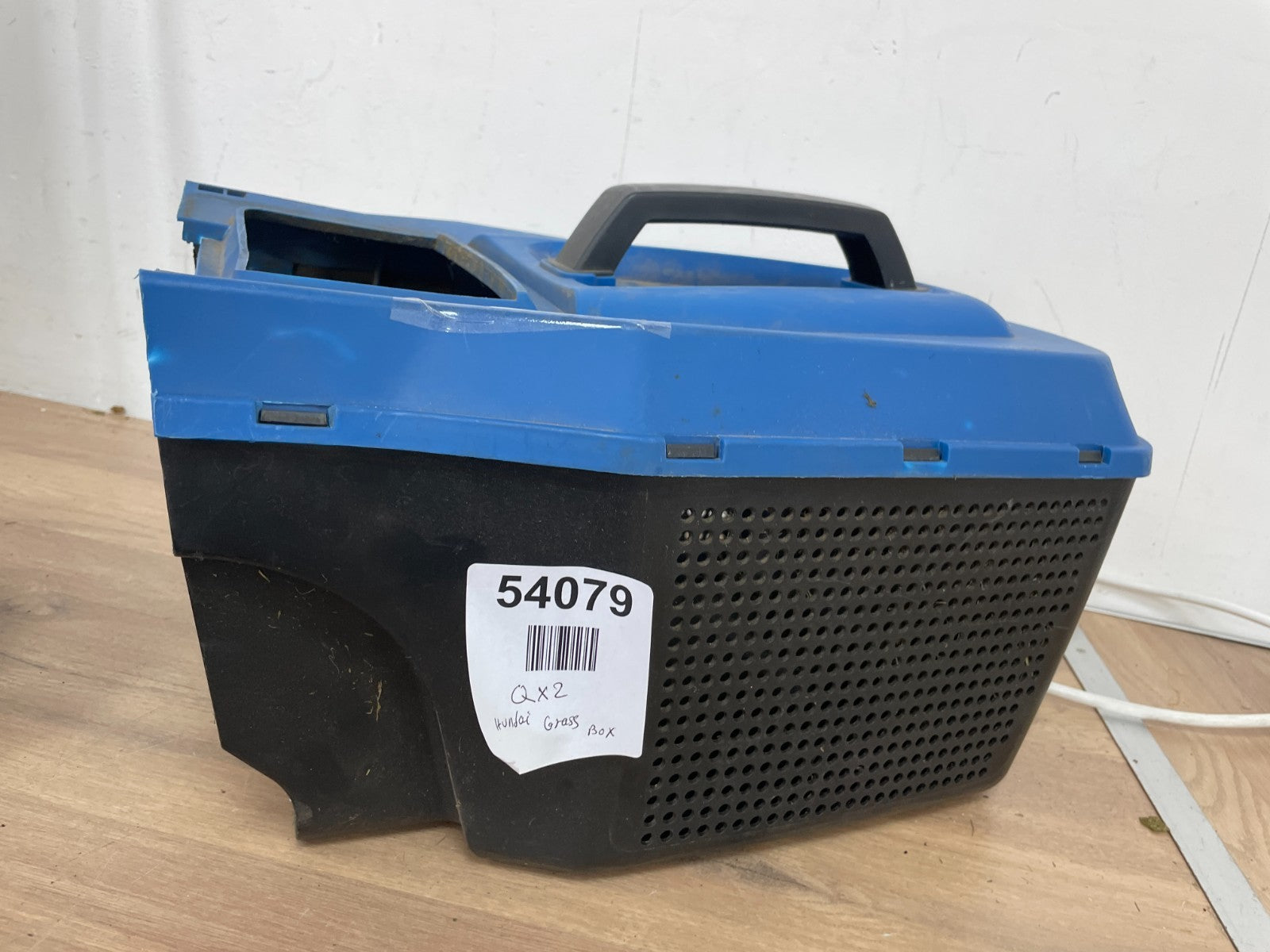 Hyundai HYM32200 Lawnmower Grass Box — Used (photo 4)