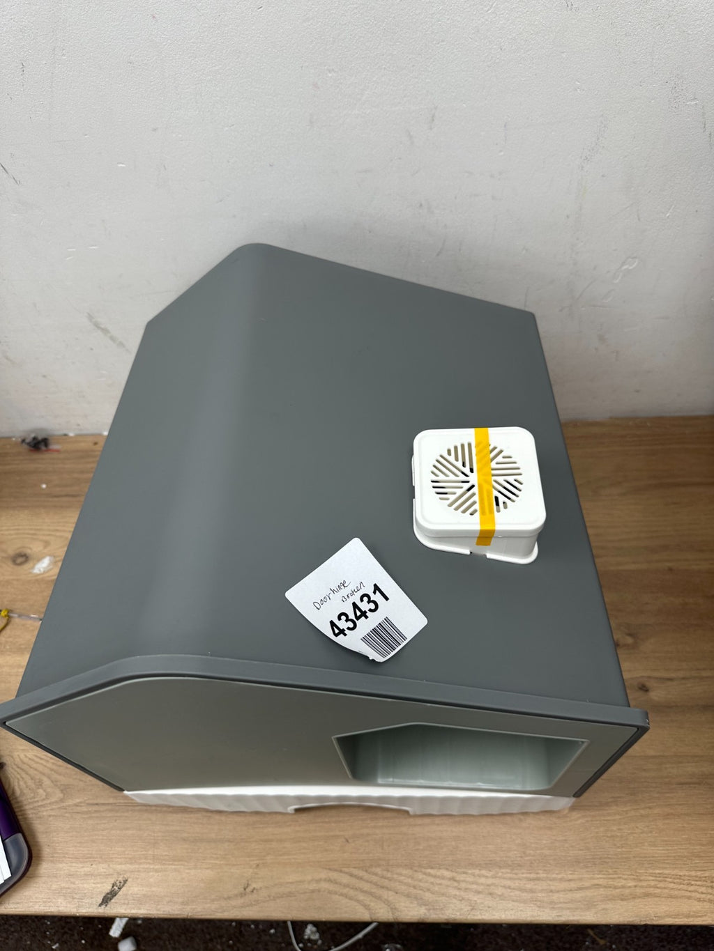 YITAHOME Cat Litter Box with Lid, Hut Design, Enclosed Large Cat Litter Tray wit — New (other) (photo 4)
