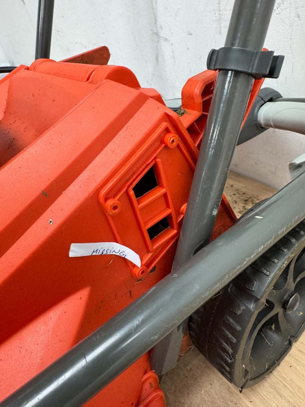FLYMO SimpliStore 300Li Cordless Lawnmower 40V - No grassbox and missing parts