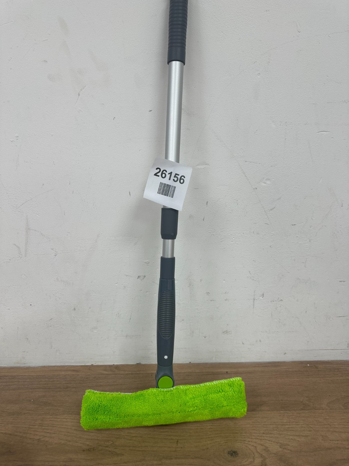 Amazon Basics Extendable Window Squeegee with Spray, Aluminum Extension Pole