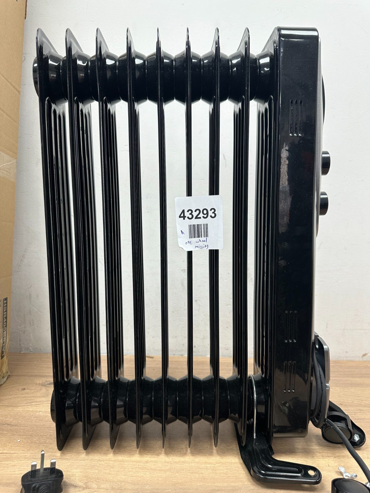 Russell Hobbs RHOFR5002B 2000W 9 Fin Oil Filled Radiator - 1 wheel missing