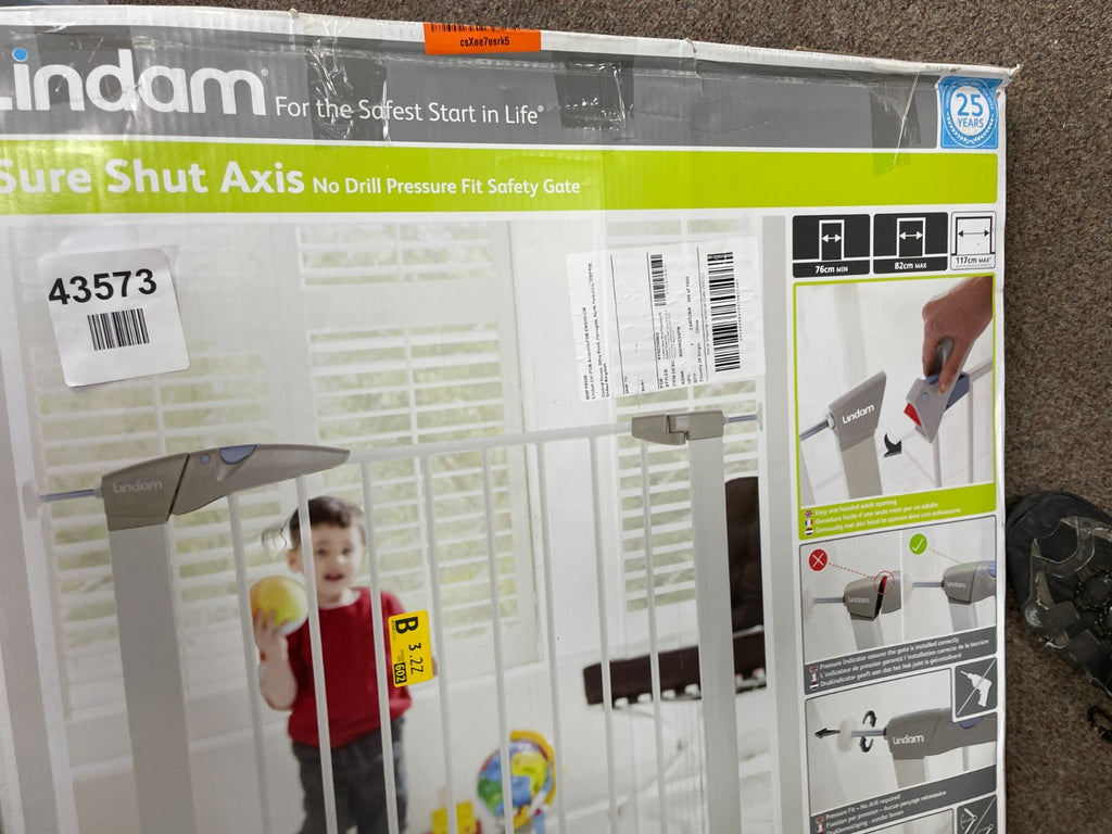 Lindam Sure Shut Axis 76-82cm Pressure Fit Safety Gate - White