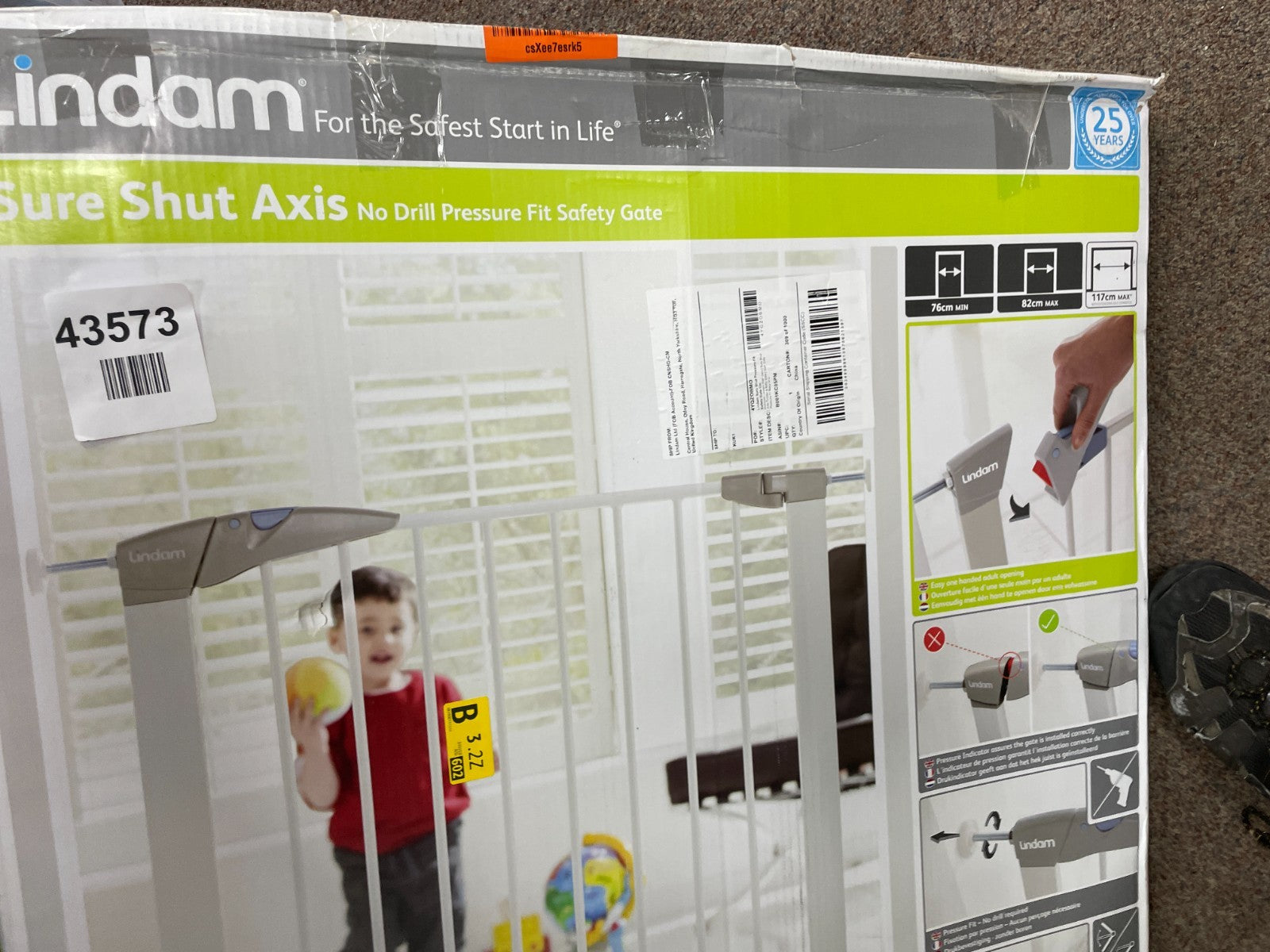 Lindam Sure Shut Axis 76-82cm Pressure Fit Safety Gate - White