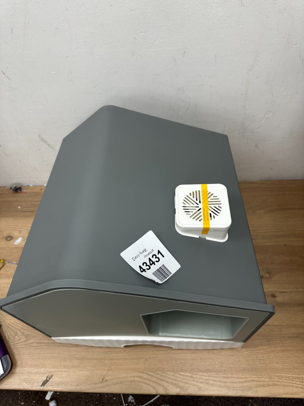 YITAHOME Cat Litter Box with Lid, Hut Design, Enclosed Large Cat Litter Tray wit — New (other) (photo 3)