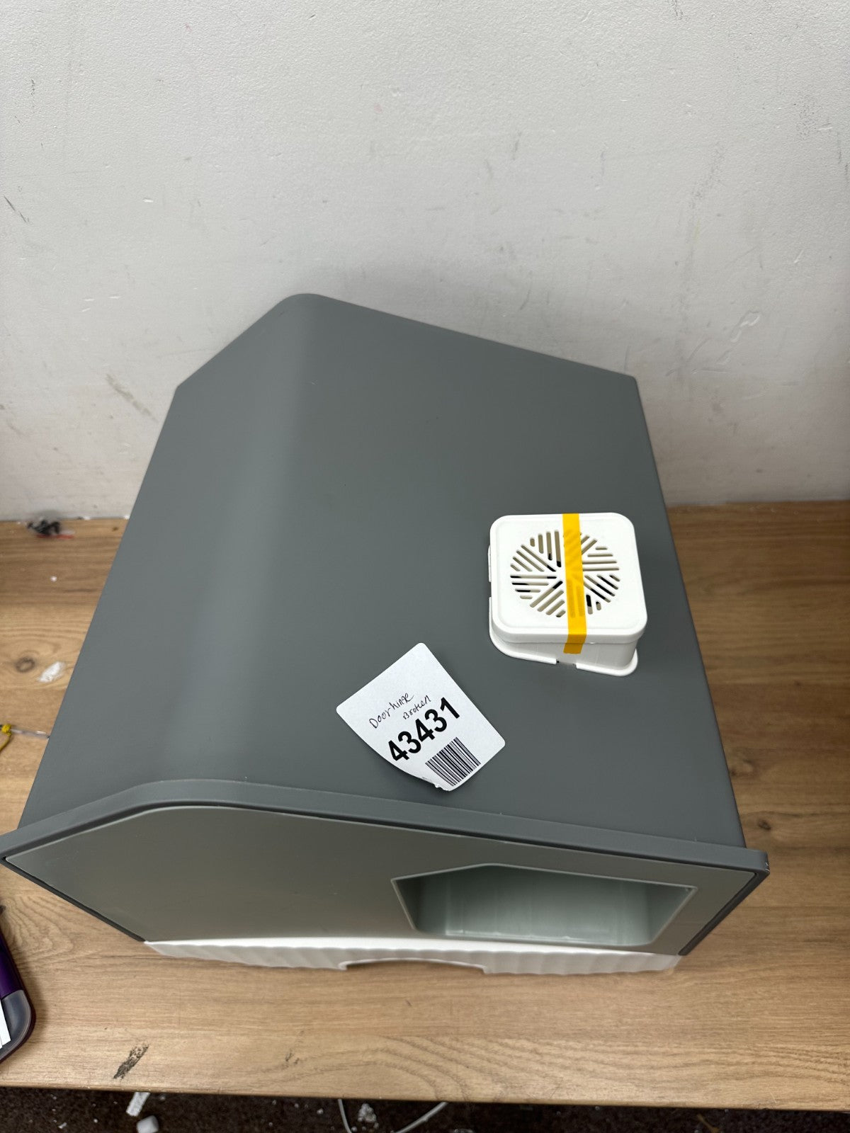 YITAHOME Cat Litter Box with Lid, Hut Design, Enclosed Large Cat Litter Tray wit — New (other) (photo 3)