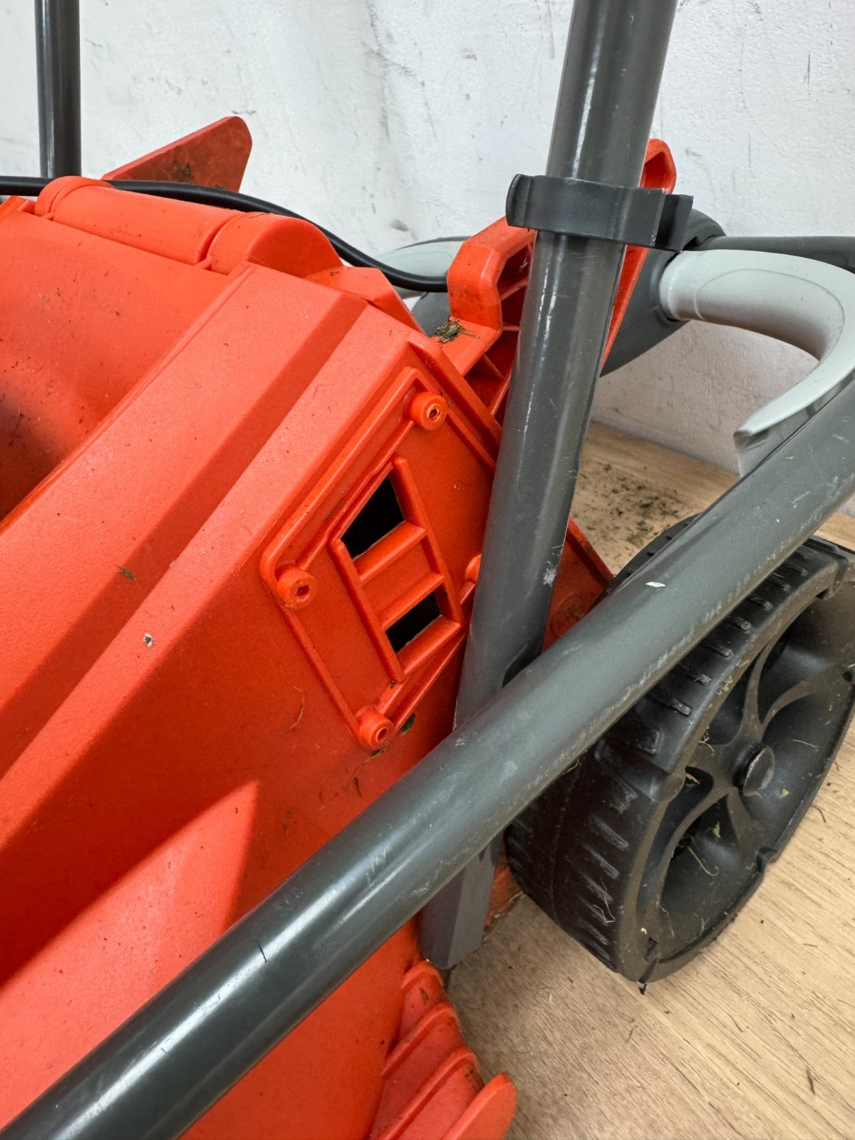FLYMO SimpliStore 300Li Cordless Lawnmower 40V - No grassbox and missing parts