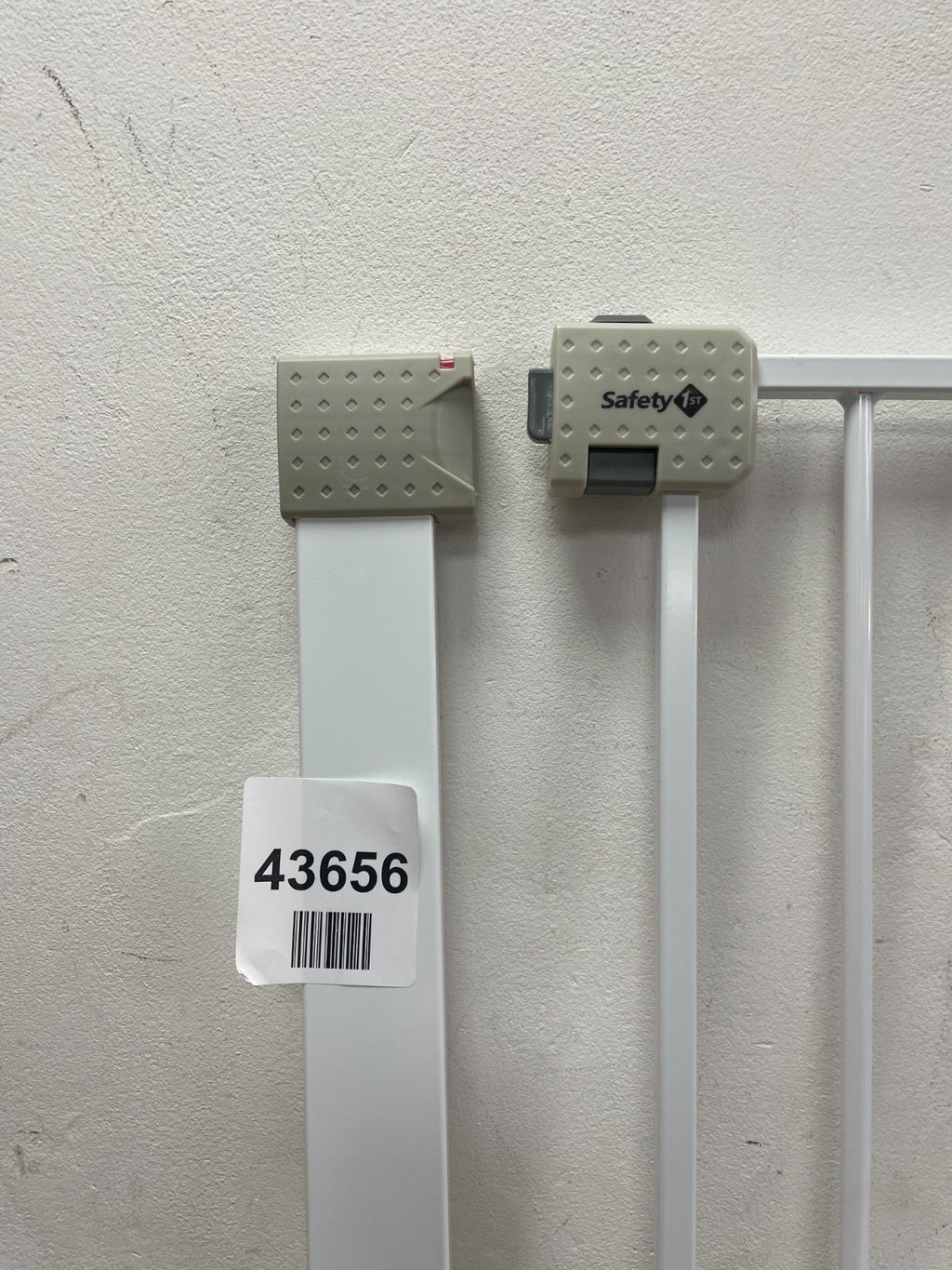 Safety 1st Secure Tech White Metal U-Shaped Pressure-Fit Safety Gate — New (other) (photo 2)
