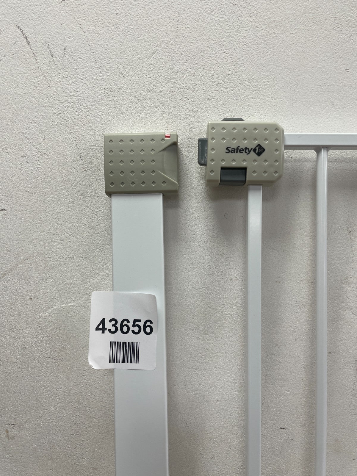 Safety 1st Secure Tech White Metal U-Shaped Pressure-Fit Safety Gate — New (other) (photo 2)