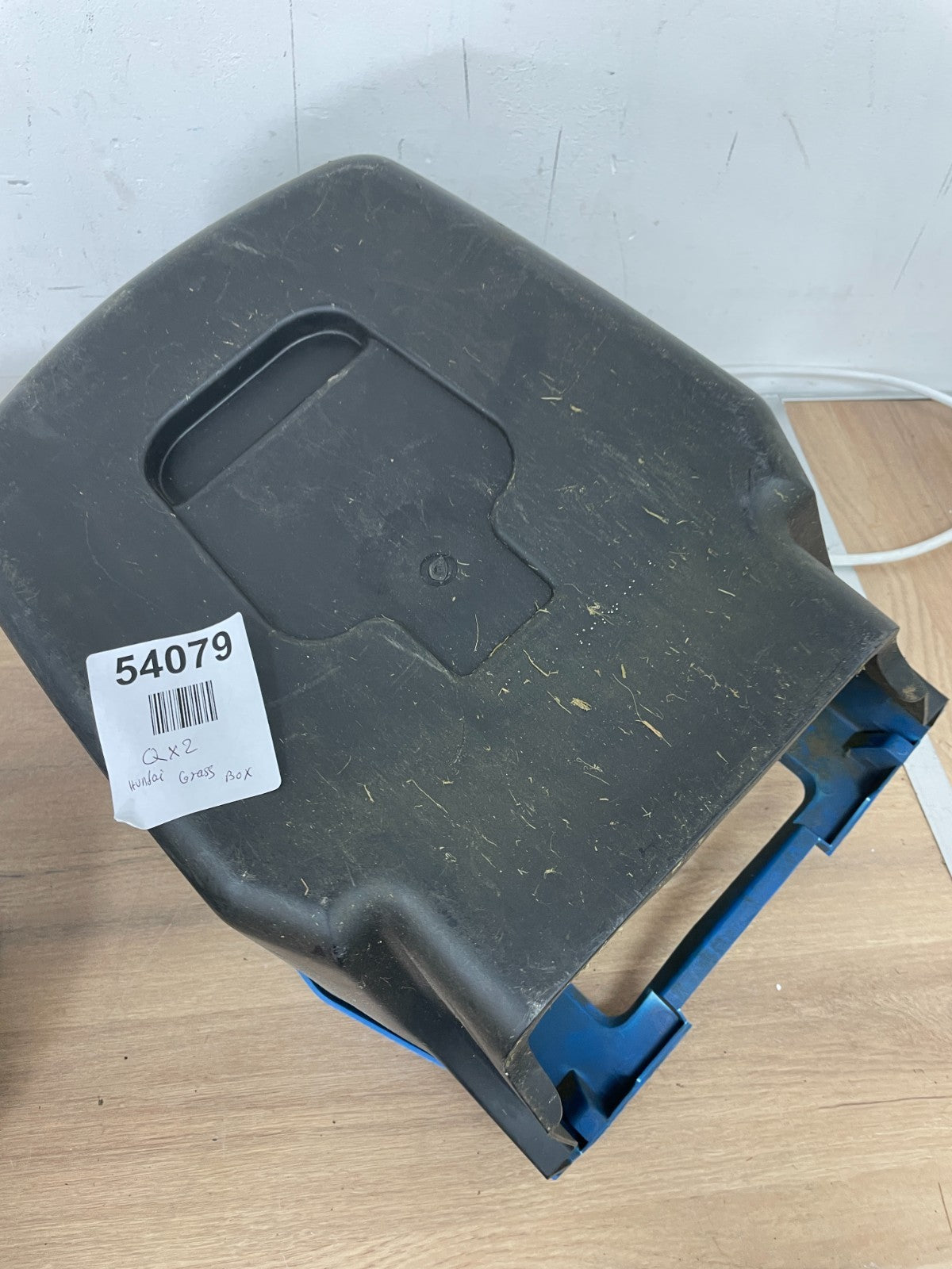 Hyundai HYM32200 Lawnmower Grass Box — Used (photo 6)