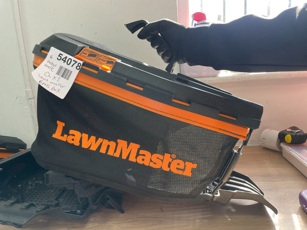 Redi-Bag™ Grass Box for 37cm Lawn Mowers (CLMF2437G & M2EB1637M) — Used (photo 5)