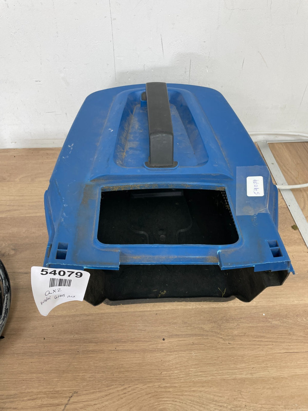 Hyundai HYM32200 Lawnmower Grass Box — Used (photo 3)